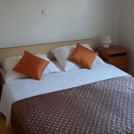 Fuer Vier Personen Mit Terrasse דירה *