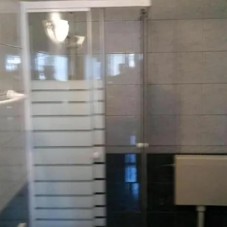 Fuer Vier Personen Mit Terrasse