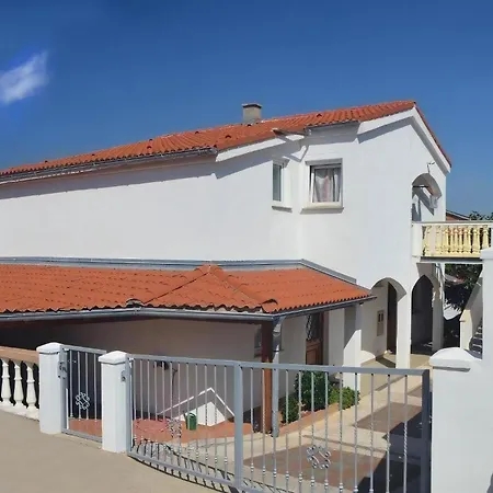 Apartment Fuer Vier Personen Mit Terrasse
