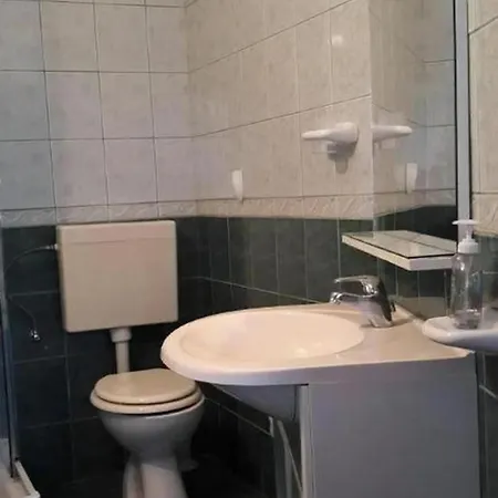Apartment Fuer Vier Personen Mit Terrasse Vinjerac
